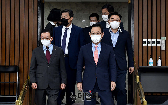 ▲ 주호영 국민의힘 원내대표 등 지도부가 6일 오전 국회에서 열린 국민의힘 국정감사 사전대책회의에 입장하는 모습. ⓒ박성원 기자 (사진=공동취재단)