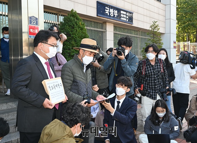 ▲ 북한 피격사망 공무원 A씨의 형 이래진씨가 6일 오후 서울 용산구 국방부 종합민원실 앞에서 열린 유가족 정보공개청구 기자회견에서 피격 공무원 아들이 문재인 대통령에게 쓴 편지를 읽고 있다. ⓒ권창회 기자