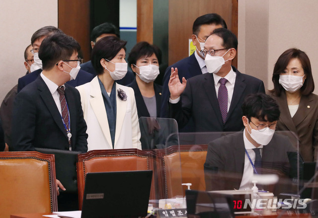 ▲ 법제사법위원회 여당 간사인 백혜련(왼쪽 두 번째) 더불어민주당 의원과 야당 간사인 김도읍(오른쪽 두 번째) 국민의힘 의원 등 여야 의원들이 7일 오전 서울 여의도 국회에서 법제사법위원위원회의 대법원 등에 대한 국정감사를 위해 입장하고 있다. ⓒ뉴시스