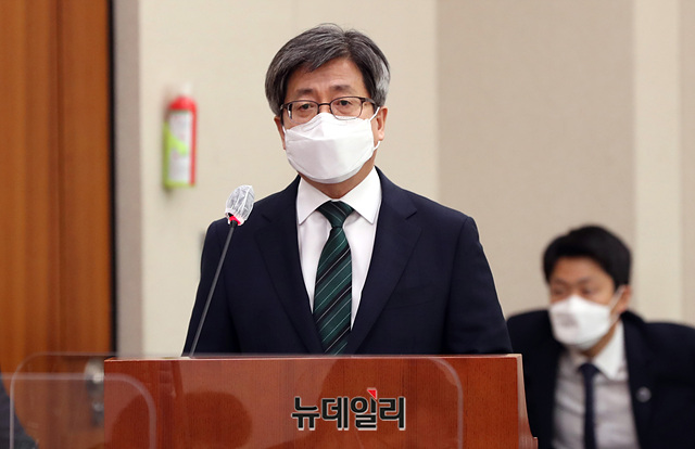 ▲ 김명수 대법원장이 7일 오전 국회에서 열린 법제사법위원회 국정감사에 출석해 발언을 하고 있다. 김 대법원장은 국회 관례상 인사말 후 퇴장했다. ⓒ박성원 기자