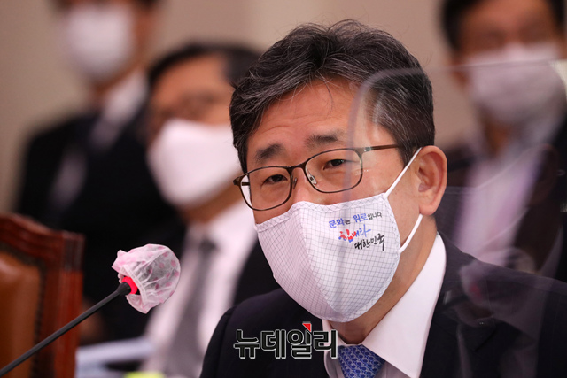 ▲ 박양우 문화체육관광부 장관이 7일 오전 국회에서 열린 문화체육관광위원회 국정감사에서 의원들의 질문에 답하고 있다. (사진=공동취재단)ⓒ이종현 기자