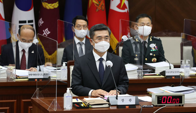▲ 7일 국방부 국정감사에서 의원들 질의를 듣고 있는 서욱 국방장관. ⓒ국방부 제공.