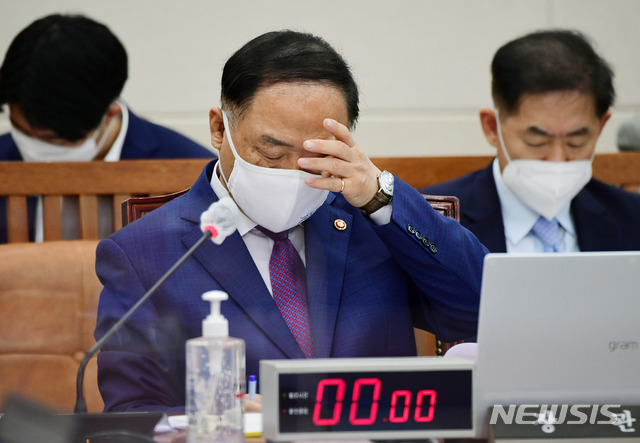 ▲ 홍남기(사진) 경제부총리가 7일 열린 국회 기획재정위원회 국정감사에서 '한국형 재정준칙'의 도입 필요성을 강조했다. ⓒ뉴시스