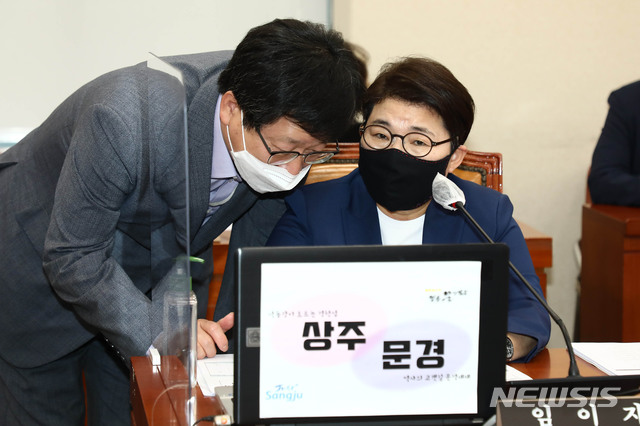 ▲ 국민의힘 임이자 간사와 더불어민주당 안호영 간사가 22일 오전 서울 여의도 국회에서 열린 환경노동위원회 전체회의에서 대화를 하고 있다. ⓒ뉴시스