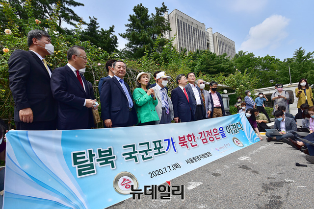 ▲ 탈북 국군포로 한모씨와 탈북민지원인권단체 물망초 관계자들이 지난 7월 7일 서울 서초구 서울중앙지방법원 앞에서 북한과 김정은 북한 국무위원장 상대 손해배상 소송에서 승소 후 기자회견을 하고 있다. ⓒ정상윤 기자