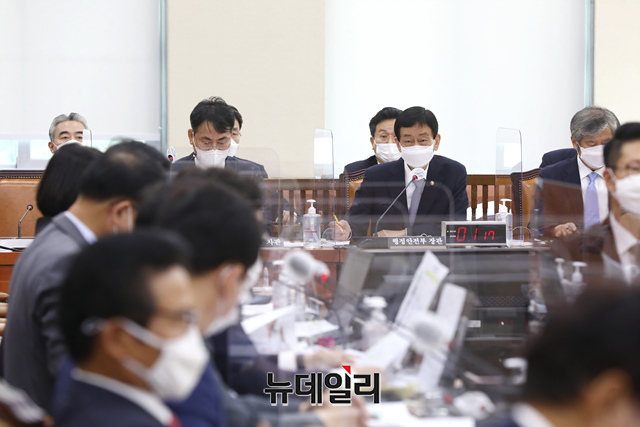 ▲ 진영 행정안전부 장관이 7일 오전 국회에서 열린 행정안전위원회의 행정안전부에 대한 국정감사에 출석해 업무보고를 하고 있다.ⓒ이종현 기자