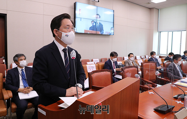 ▲ 7일 국회에서 진행된 국정감사에 출석한 성윤모(사진) 산업통상자원부 장관. ⓒ박성원 기자