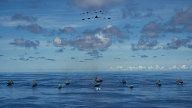 ▲ 핵추진 항모를 비롯한 제7함대 주요 함정과 항공기들이 대형을 이뤄 항진하고 있다. ⓒ미군 미디어 아카이브 공개사진.