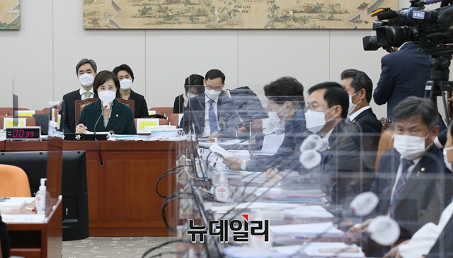 ▲ 7일 오전 국회에서 교육위원회의 교육부·국사편찬위원회 등에 대한 국정감사가 열리고 있다.ⓒ공동취재단