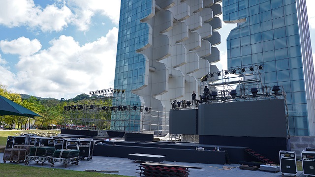 ▲ ‘2020 아시아송페스티벌’이 열리는 경주엑스포공원 경주타워 앞에 무대 설치작업이 진행되고 있다.ⓒ경주엑스포