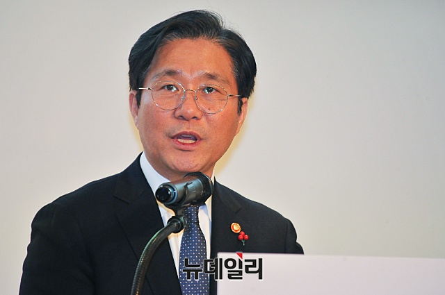 ▲ 성윤모(사진) 산업통상자원부 장관은 7일 국회 국정감사에서 월성 1호기 조기 폐쇄 논란과 관련, 