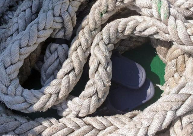 ▲ 정부가 북한군에 살해된 해양수산부 공무원 이씨의 월북 근거로 제시한 슬리퍼. ⓒ연합뉴스. 무단전재 및 재배포 금지.