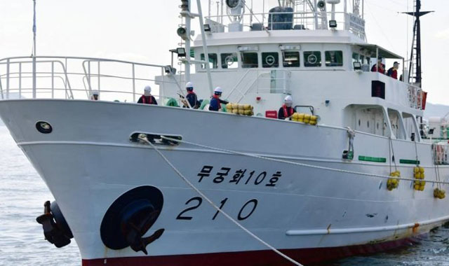 ▲ 목포에 입항해 이씨 실종 관련 조사를 받는 어업지도선 '무궁화 10호'. ⓒ뉴시스. 무단전재 및 재배포 금지.