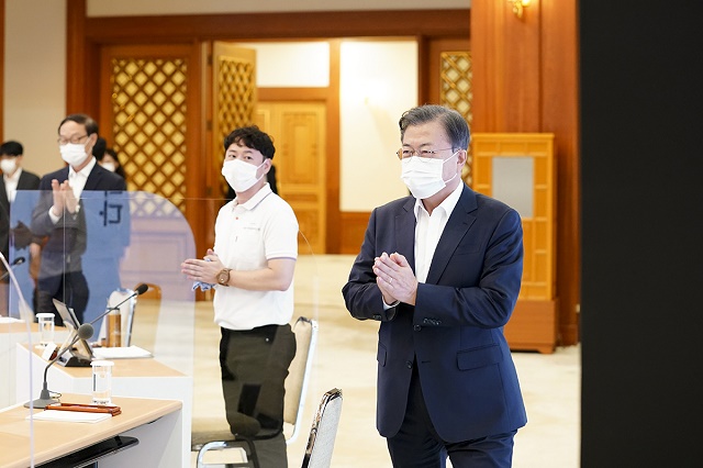 ▲ 문재인 대통령이 8일 청와대에서 열린 '사회서비스원 돌봄종사자 영상 간담회'에 참석하고 있다. ⓒ청와대