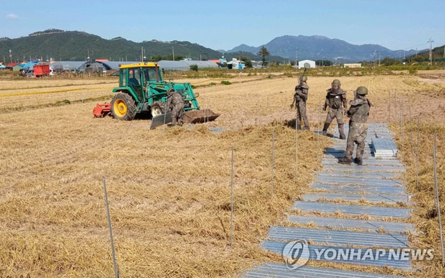 ▲ 8일 오전 10시 20분 폭발사고가 일어난 강원도 철원군 동송읍 이길리의 논. 폭발물 처리반(EOD) 요원이 조사 중이다. ⓒ연합뉴스. 무단전재 및 재배포 금지.