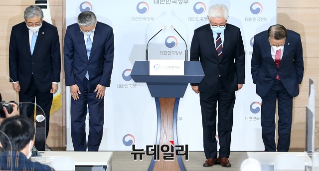 ▲ 김연수 서울대병원장을 비롯한 대학병원장들이 8일 오전 서울 종로구 정부서울청사에서 의대생 4학년 의사 국가고시 미응시 문제 사과 성명을 발표하기 앞서 고개숙여 인사하고 있다. ⓒ권창회 기자