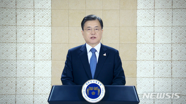 ▲ 문재인 대통령이 8일 미국 뉴욕에서 열린 코리아 소사이어티 화상 연례 만찬 기조연설을 영상으로 전하고 있다. ⓒ뉴시스