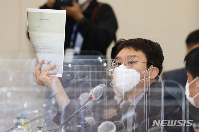 ▲ 김웅 국민의힘 의원이 8일 오전 서울 여의도 국회에서 열린 환경노동위원회의 고용노동부에 대한 국정감사에서 질의를 하고 있다. ⓒ뉴시스