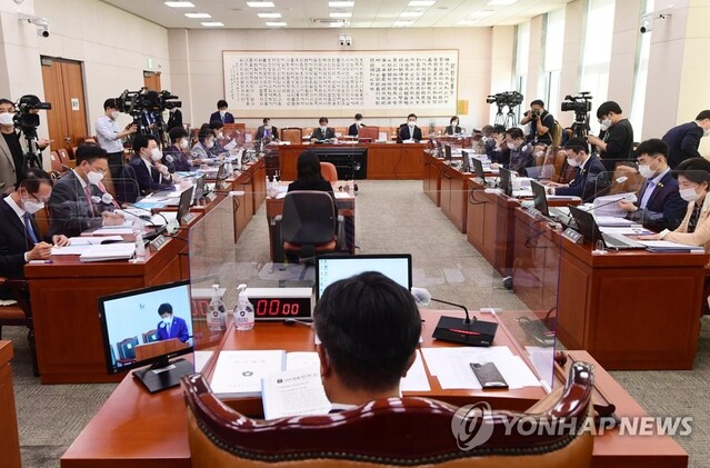 ▲ 박종문 헌법재판소 사무처장이 8일 서울 여의도 국회 법제사법위원회에서 열린 헌법재판소 등에 대한 국정감사에서 업무보고하고 있다. ⓒ연합뉴스