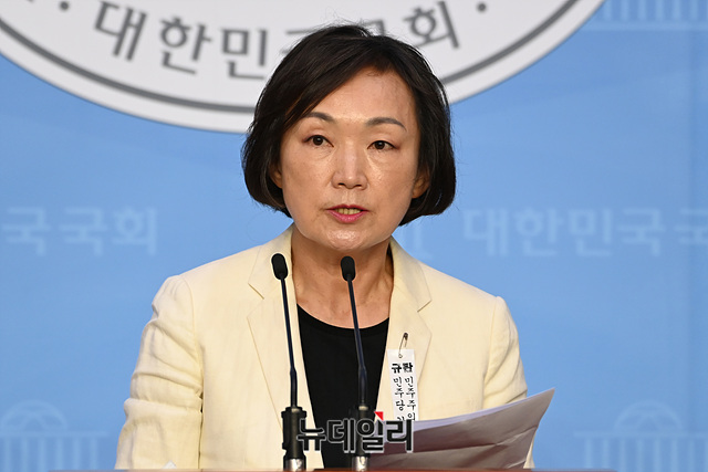 ▲ 한무경(사진) 국민의힘 의원이 중소벤처기업부 산하 공공기관이 해외 행사를 진행하면서 입찰 공고도 내지 않고 탁현민 청와대 의전비서관의 측근 회사 '노바운더리'와 수의 계약을 맺었다는 의혹을 제기했다. ⓒ박성원 기자