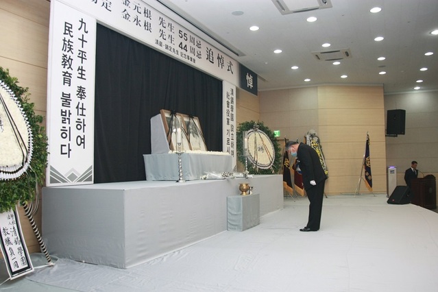 ▲ 학교법인 청석학원 설립자인 청암·석정 선생 기념사업회는 8일 청주대학교 보건의료과학대학 청암홀에서 김원근 선생 55주기, 김영근 선생 44주기 추도식을 거행했다.ⓒ청주대