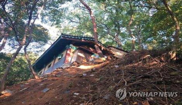 ▲ 지난해 10월 4일 제18호 태풍 '미탁'으로 사적 502호 경주 불국사 충지단 뒤편 화장실 담장이 붕괴한 모습. ⓒ연합뉴스