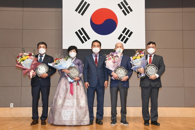 ▲ 달성군(군수 김문오)은 지난 8일 군청 군민소통관에서 제25회 달성군민의 날 기념식을 겸해 ‘달성군민상 및 자랑스러운 달성인상’ 시상식을 개최했다.ⓒ달성군