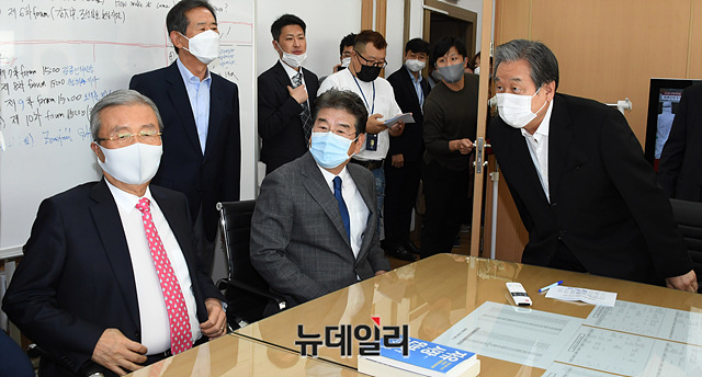 ▲ 국민의힘 김종인(맨 왼쪽) 비대위원장이 8일 오후 서울 마포구에서 '더 좋은 세상으로 포럼(마포 포럼)' 초청 강연에 앞서 김무성(맨 오른쪽), 강석호, 안효대 전 의원 등과 환담하고 있다. 김종인 위원장은 '보수정당, 어떻게 재집권할 것인가'를 주제로 강연했다. ⓒ박성원 기자