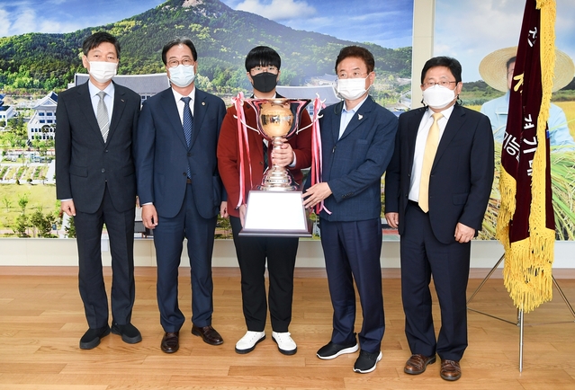 ▲ 이철우 경북도지사(오른쪽 두번째)는 지난 8일 경북도청에서 제55회 전국기능경기대회에서 경북이 종합우승을 차지하는데 크게 기여한 유공자를 격려했다.ⓒ경북도