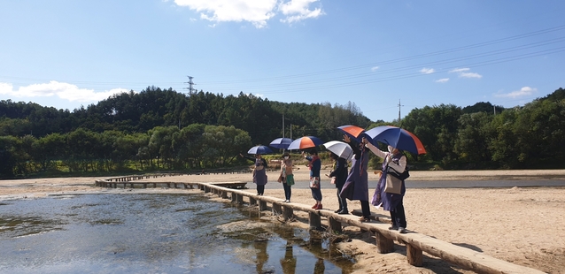▲ 영주시는 무섬마을을 찾는 관광객들에게 ‘코로나19’의 확산방지와 관광객 편의 제공을 위해 ‘거리두기 양산 대여서비스’를 실시하고 있다.ⓒ영주시
