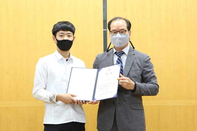 ▲ 경진대회에서 대상을 받은 윤재근(왼쪽) 학생과 영남이공대학교 박찬규 교학부총장이 기념사진을 촬영하고 있다.ⓒ영남이공대학교
