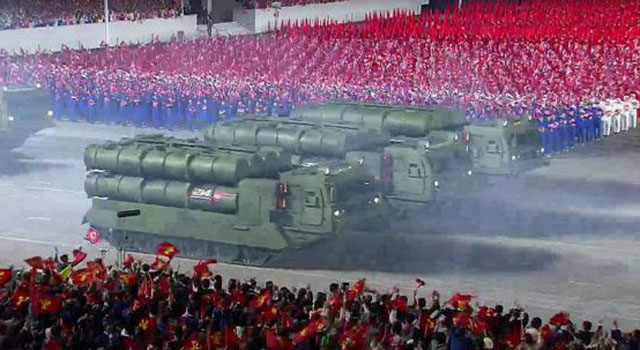 북한 심야열병식에 등장한 지대공 미사일 KN-06(번개 5호). 러시아제 S-300SP를 개량한 것이다. ⓒ뉴시스. 무단전재 및 재배포 금지.