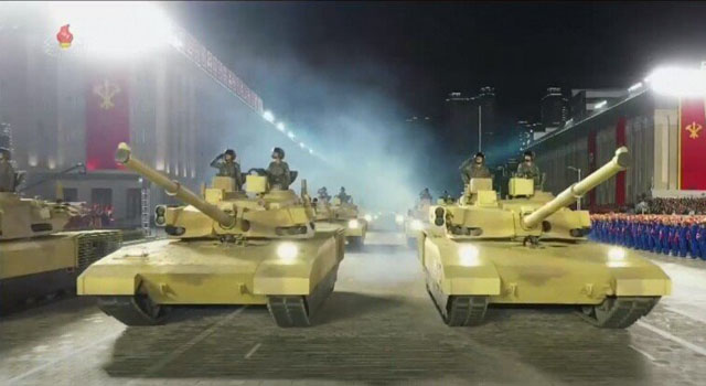 열병식에 등장한 북한군 신형 탱크, 중국 인민해방군의 98식 또는 99식 탱크 기술을 대거 차용한 것으로 보인다. 외형은 중국의 수출용 탱크 ZT-4와 비슷하다. ⓒ북한선전매체 캡쳐-뉴시스.