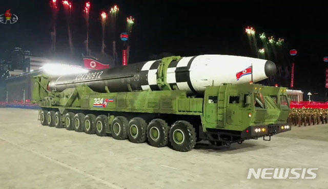 ▲ 북한이 공개한 신형 ICBM. 열병식 마지막에 등장했다. ⓒ뉴시스. 무단전재 및 재배포 금지.