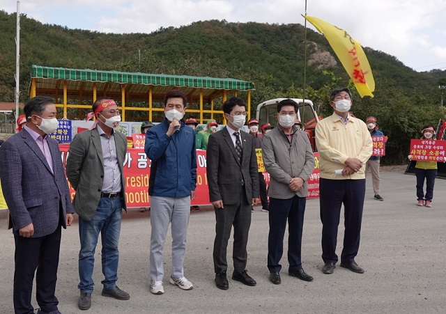 ▲ 이강덕 포항시장은 수성사격장 집회현장 찾아 주민의견을 청취했다.ⓒ포항시