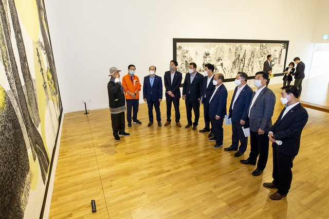 ▲ 문화환경위원회 위원들이 솔거미술관에서는 박대성 화백을 만나 작품 설명을 듣고 향후 전시 계획에 대해서도 질문했다.ⓒ경주엑스포