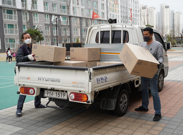▲ 지역 취약계층에 마스크를 전달하는 진천군 관계자들.ⓒ진천군
