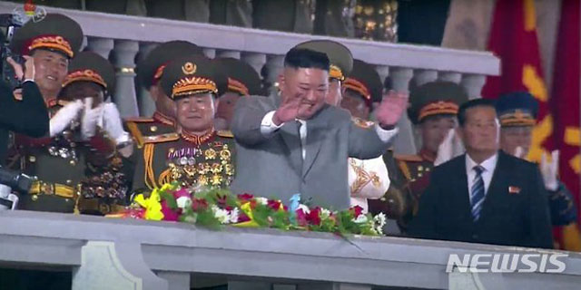 ▲ 지난 10일 새벽 노동당 창건 기념 열병식에서 연설을 마친 뒤 활짝 웃으며 군중을 향해 손을 흔드는 김정은. 김정은은 신형무기가 나올 때면 함박웃음을 지었다. ⓒ뉴시스. 무단전재 및 재배포 금지.