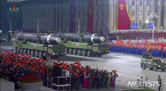 ▲ 북한이 열병식에서 공개한 신형 대륙간 탄도미사일(ICBM). 청와대 NSC와 국방부는 이를 ICBM이라 부르지 않고 있다. ⓒ뉴시스. 무단전재 및 재배포 금지.