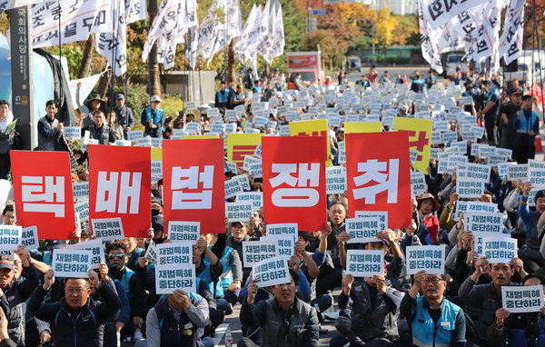 생물법 통과 관련 집회를 갖는 택배연대 ⓒ 연합뉴스