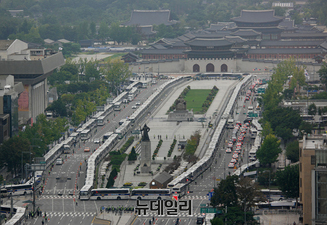 ▲ 지난 개천절 당시 광화문광장 일대에 설치된 '재인산성'의 모습. ⓒ뉴데일리 DB