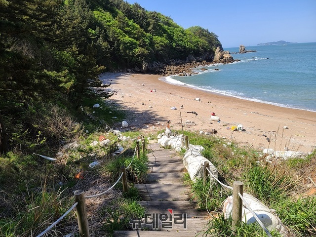 ▲ 충남 보령시 삽시도 물망초 해변에 방치되고 있는 해안 쓰레기가 쌓여 있다.ⓒ뉴데일리 DB