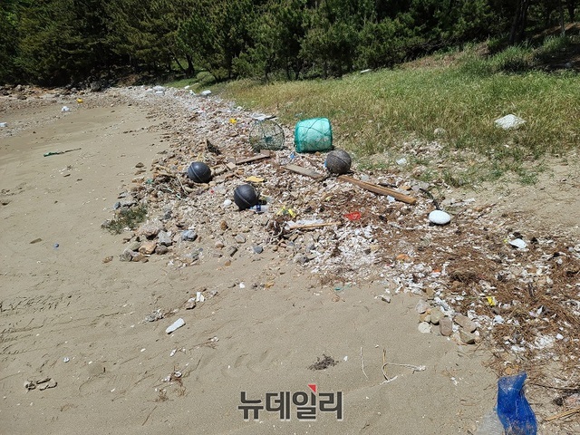 ▲ 충남 보령시 삽시도 해변에 쌓여 있는 스티로폼 등 해양쓰레기가 방치돼 있다. 해양 쓰레기는 수거조차 어려울 정도로 스티로폼 등이 작은 알갱이로 부셔져 있다.ⓒ뉴데일리 DB
