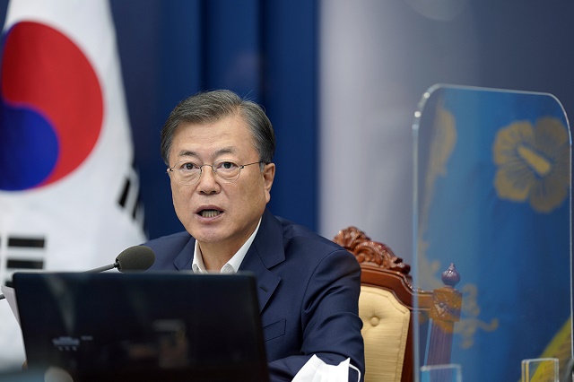 ▲ 문재인 대통령이 12일 오후 청와대 여민관에서 열린 수석·보좌관회의에 참석해 발언을 하고 있다. ⓒ청와대