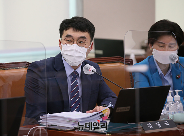 ▲ 김남국 더불어민주당 의원이 12일 전주혜 국민의힘 의원의 질의 시간에 추 장관을 감싸다 야당의원들과 설전을 벌였다. ⓒ박성원 기자