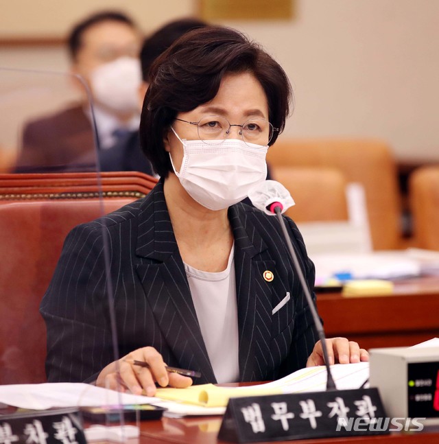 ▲ 추미애 법무부 장관이 12일 국회 법제사법위원회 법무부 국정감사에서 의원의 질의에 답변하고 있다. (공동취재사진) ⓒ뉴시스