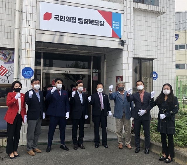 ▲ 국민의힘 충북도당 윤갑근 위원장(왼쪽서 네 번째) 등 당직자들이 12일 오후 현판식을 한 뒤 기념촬영을 하고 있다.ⓒ국민의힘 충북도당