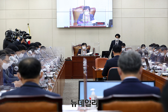 ▲ 더불어민주당 소속 서영교 행안위 위원장이 12일 국정감사에서 김세환 중앙선관위 사무총장을 향해 