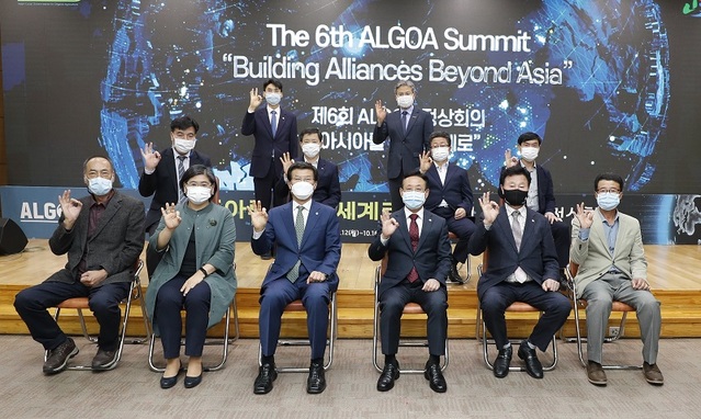 ▲ 12일 괴산에서 열린 제6회 아시아지방정부유기농협의회(ALGOA·알고아) 정상회의 개막식 참석자들이 기념촬영을 하고 있다.ⓒ괴산군