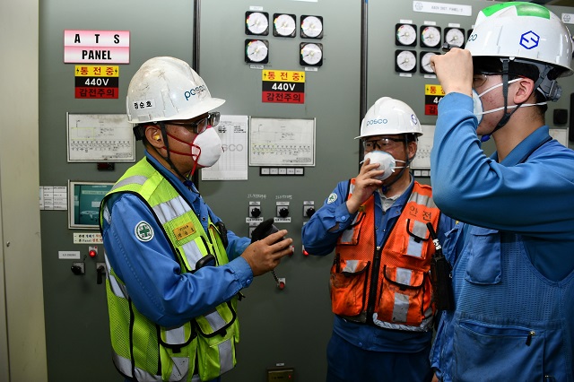 포항제철소 안전지킴이(왼쪽)가 직원들에게 전기작업간 지켜야할 안전수칙에 대해 설명하는 모습.ⓒ포항제철소